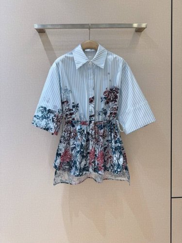 Benan*G Jaru*M新品推荐 翻领中长宽袖印花衬衣 以蓝条纹繁茂树元素，把自然意趣融入时尚设计，腰部抽绳工艺，选用100%棉制作，可搭配半裙穿搭，轻松演