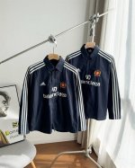 供 2025新款Balenciagaadidas巴黎世家联名阿迪达斯三道杠徽标Logo休闲情侣长袖衬衫，采用爽滑面料，体感更舒服，定位裁剪，衬衫対格，费时又废料