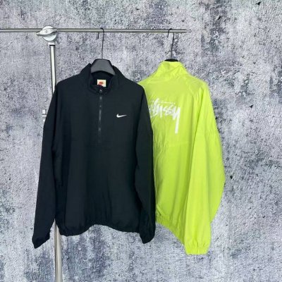 3008 挂拍 22新款Stussy X Nike 联名半拉链户外运动梭织速干防晒休闲情侣外套 Stussy X Nike｜潮牌鼻祖与运动联名大户的故事。 提起