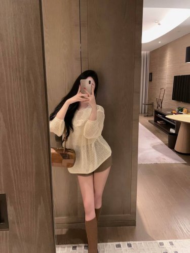上新 小香 25.Ss小香漏洞防晒毛衣 颜色：杏色 码数：Sml S码推荐： 80~ M码推荐： ～115 L 码推荐： 115～135