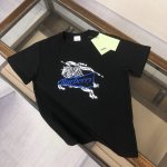 Burberry 巴宝莉 24Ss夏季新款圆领短袖T恤！270克重磅高端纯棉面料，手感质感都极完美！修身裁剪设计干净利落！时尚又好看！走线做工非常精致！版型效果