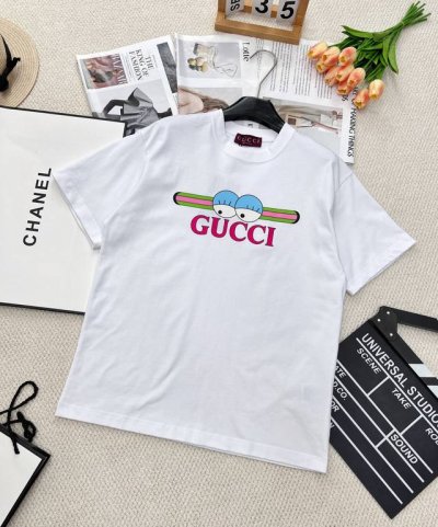 Gucci Gei It限定胶囊系列 卡通眼睛字母印花短袖T恤 是与英国插画师哈蒂 斯图尔特合作的作品 多种有趣的涂鸦 俏皮可爱 给春日带来了一丝活力 这个系列