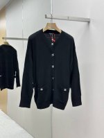P430 Chanel 书包扣针织开衫 工艺说明：定制羊绒锦缎混纺料 采用接缝立体缝线 它通过在接缝处使用特定的缝纫方法 使衣物呈现出更加立体和贴合身体的效果