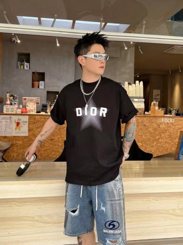 迪奥 Dior新款字母印花双层重工短袖T桖 字母图案不管是T桖还是卫衣都是每年的爆款单品 前幅大面积印花采用大康丽数码印花机直喷 成本极高 经过多次的调试打版图