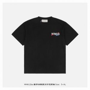 maison Margiela 马吉拉 25Ss 数字涂鸦英文印花短袖 面料采用230克重精梳棉 定制32支1*1螺纹 成衣两遍水洗处理 面料舒适亲肤无异感 定