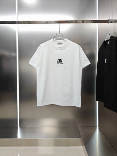 香奈儿 Chanel 2025春夏新款男女同款短袖T恤！ 定制专属300克重双纱纯棉面料 定制原版工艺螺纹 胸前重工刺绣字母Logo工艺设计 颜色：黑色 白色