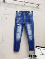 lv 男士丹宁牛仔裤，官宣画册海报穿搭款！ 客供高级进口的丹宁原色面料，特选日本冈山纯正13Oz 盎司牛仔布料，重磅环保植物酵素水洗工艺，肌理有着淡淡的复古色彩