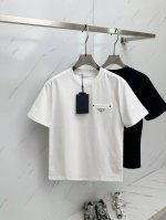 P210 Prada 男士圆领短袖，香港洋行渠道货，重磅高端臻品，高奢品鉴白金级单品，25年官柜新品，欧洲区域限量售卖款！视觉相当雅致时髦，辨识度颇为鲜明，非常