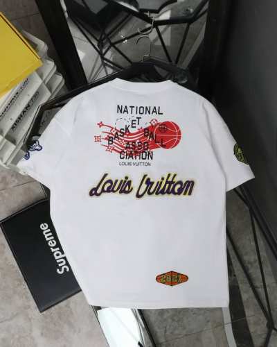 Lv路易威登Louis Vuitton 驴家1V 经典联名Nba刺绣满身图案字母半袖T恤短袖 1区别市场货不对版：全部走单线 咱家正品1:1的特种机压线 对机器
