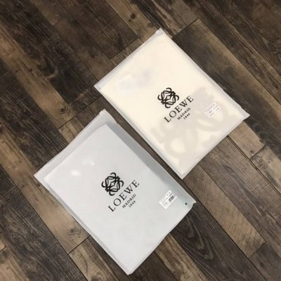 好货上新 Loewe 罗意威专柜款大刺绣短袖T恤 面料: 采用280克双纱定制定染原版纯棉 辅料: 原版吊牌辅料+原厂Loewe包装 全套新款Loewe辅料 男