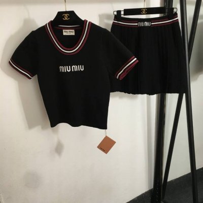款号20251687 Miumi*新款针织套装，撞色Logo套头短袖针织衫上衣+针织百褶短半裙，黑色，杏色， 均码；胸围72，袖长18，衣长46；腰围60弹力，