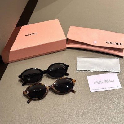 Miumiu太阳镜，时髦感Up窄框戴上脸都小一圈，冷眼酷感绝了哈哈，日常出街无压力，穿搭真的离不开好看的墨镜，一定要多来几副，全套包装两色