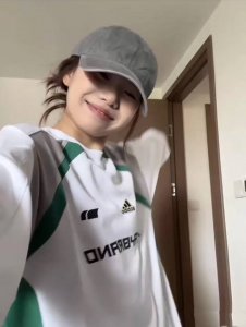 阿迪达斯Adidas拼色拼接圆领卫衣情侣款男女同款 这款主要以设计为核心 以质量求生存，以诚信赢发展！我需要你们收到货后 给我一句穿上真不错质量很好我就觉得我设