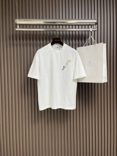Loewe 八爪鱼刺绣短袖T恤，采用全棉面料，刺绣部分采用白百灵达万针刺绣机器作业，运用掺针刺绣工艺，针法绵密，图案清晰且线条感和立体感强，整体走线平直细腻 面