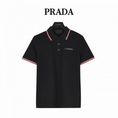 prada 普拉达 胸口袋硅胶饰条短袖polo衫 胸前经典皮标字母Logo，以及假口袋细节，典型精准的英式版型裁剪，各年龄段均可驾驭，满足任何日常生活工作场所穿