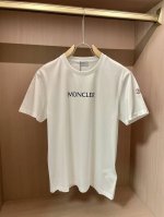Moncler 2025春夏新品经典字母印花短袖T恤；定制100支双股丝光长绒棉面料！非常的舒适透气排汗性强的一款面料，长期收到广大用户的好评！胸前简约的素款设