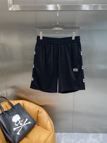 Dg家 Dolce & Gabbana短裤超酷 纯黑色短裤经典又百搭，松紧腰搭配抽绳设计，穿着舒适自在 侧边精致的Dg刺绣 低调又奢华，彰显独特品味。还有那小小