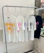 价格p： 品名：Mard* 小雏菊多色基础款短袖 尺码：M.L 颜色：白黄字 白粉字 灰紫字 灰黑字 黑红字 各大博主都在穿的基础款，小雏菊和明亮色彩，一眼看过
