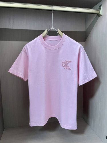 ck 2025春夏新款首发专柜最新款短袖圆领T恤 高端订制 设计前卫时尚！品牌Logo重工艺设计 高端定制丝光云朵棉面料.手感柔软.穿着舒适.专柜级别精致车线.