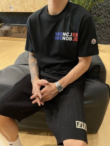 蒙口这款三色字母 logo 印花的宽松休闲圆领短袖 T 恤简直太酷啦！三色字母 logo 印花超亮眼，时尚感爆棚。宽松休闲的版型，让你轻松穿出慵懒风。260克重