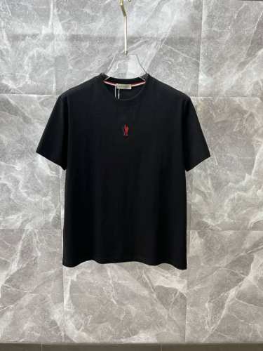 moncler蒙口 2025春夏新款高克重重磅圆领短袖出货啦！！ 春夏出门必备款 定制高克重纯棉面料 搭配当下流行重工工艺 做工走线精细 面料上身舒适 三标齐全