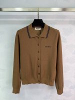 Miu Mi*25新款系列针织上衣，质感高级，光泽舒适。镂空花纹设计，领口条纹细节，修身版型，尽显松弛调性。胸前所见徽标，时尚百搭，适合各种穿搭。1色3码Sml