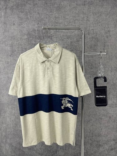 burberry 巴宝莉2025新款巴-宝-莉战马拼接短袖Polo衫男女同款 本款Polo 衫，选用平织棉质面料打造。融入丝网印花工艺呈现的对比感条纹图案，搭配