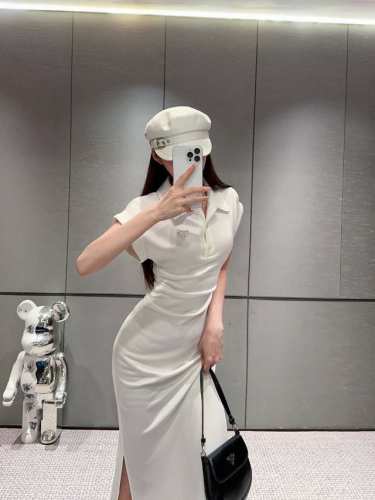 上新 prad* 普拉达 25Ss新款连衣裙 polo领褶皱设计 日常通勤皆可 三角标点辍 可减龄可优雅 无论什么年纪都钟爱的polo领设计 减龄百搭 侧边腰部