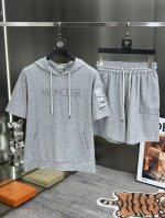 一套 蒙口 25S当季新款T恤短裤套装.男女同款！品牌元素设计理念，采用原版纯棉面料，手感舒适透气.体现高品质，三标齐！上身版型超赞。码数：M-3Xl 175