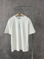 Dior迪奥经典Cd家毛巾提花圆领短袖T恤男女同款 这款棉质毛圈面料 T 恤饰以同色调提花图案 致敬经典的 Oblique 印花 罗纹圆领搭配 V 形细节 打造