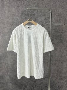 Dior迪奥经典Cd家毛巾提花圆领短袖T恤男女同款 这款棉质毛圈面料 T 恤饰以同色调提花图案 致敬经典的 Oblique 印花 罗纹圆领搭配 V 形细节 打造
