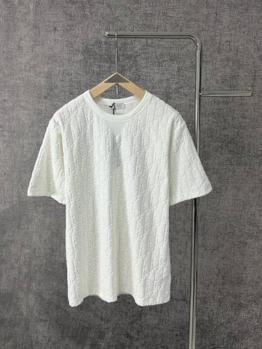 Dior迪奥经典Cd家毛巾提花圆领短袖T恤男女同款 这款棉质毛圈面料 T 恤饰以同色调提花图案 致敬经典的 Oblique 印花 罗纹圆领搭配 V 形细节 打造