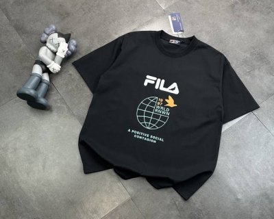 潮牌Fila斐乐官网同款同步短袖！胸口Logo点缀胸前，简约又不失时尚感，一眼就狠狠拿捏住了！正肩版型对各种身材都很友好，穿起来整个人显得挺拔又精神，瞬间男友力
