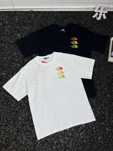 北面The North Face 胸口Logo印花简约时尚百搭纯色圆领短袖T恤 男女同款 忙碌的工作日，想要穿搭轻松又出彩？北面这款胸口Logo印花短袖T恤是你