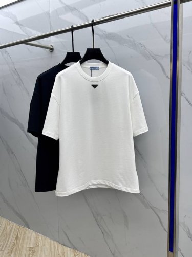 prada 普拉达 2025Fw春夏新品圆领打底外穿T恤 立体感Logo微廓形半袖 活性纯棉打底T恤 棉 手感面糯有骨感 柔而有韧性 工艺处理 韧性和抗皱性能得