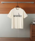 p130 高品质Gucci/古驰 短袖T恤。全新标语系列，宽松Os版型更为适合搭配各种潮流时尚造型！男女同款，原版版型，三标齐全。 colour：黑色/杏色 s