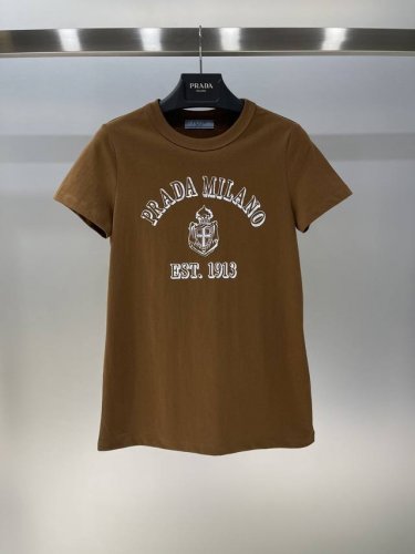 独家首发原单品质 pra*A 25新款纯棉印花短袖T恤 面料柔软舒适，全新设计灵感，极具时尚代表性L手感舒适透气极为时尚耐看有腔调，上身效果高端大气，极致有型的
