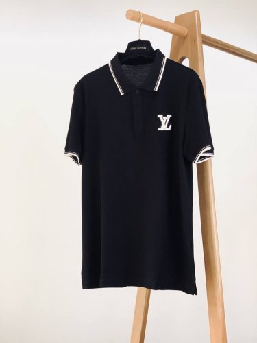 louisvuitton 路易威登 2025Ss春夏新品 休闲翻领T恤，以刺绣的工艺来显示，很有细节亮点，经典款圆领短袖T恤衫 做工与面料，让这款经典实穿百搭，