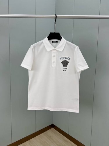 versace 25春夏新品刺绣水晶Medusa Milano标识Polo衫，领口饰有三扣门襟，正面饰有水晶装饰的Medusa刺绣Versace Logo以及品