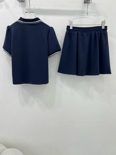 Mium*U 25春夏新款polo领拼接线条上衣高腰抽绳半裙 高版出品！学院风polo胸口对比色绣线打造立体Logo刺绣，小宽松版型藏肉显瘦，单穿叠穿无压力~~