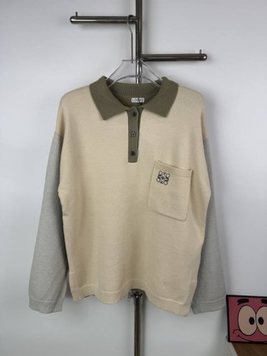 款号G23 新款Loewe罗意威拼色刺绣翻领学院风polo针织衫开衩毛衣 时尚不分季节 谁先穿谁先美 超级温柔的配色质感绵密柔软 秋冬的过渡季节贴身穿保暖程度是