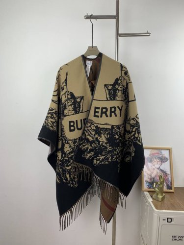 款号J40 礼盒15 新款巴宝莉 Burberrya欧美风经典战马格羊毛流苏大披肩斗篷 经典战马羊毛大披肩披上秒变人间富贵花，毫不夸张的说，它明明就是一件大衣！