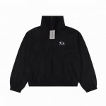 Balenciaga巴黎世家Blcg X Ua 大立领梭织冲锋衣夹克外套 Ua梭织冲锋衣是一件集功能性与时尚感于一体的户外装备。Ua Under Armour