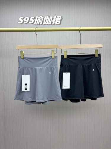 包，一包两件，纯欲运动瑜伽裙来啦！Lululemon 2025新款防走光运动瑜伽裙，后腰隐藏口袋，女士专业级跑步运动短裙，高质量性感短裙。内部防走光瑜伽短裤，弹