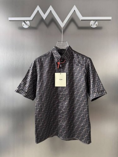 Fendi 全幅Ff短袖衬衫 定制莱赛尔天丝面料 饰以Ff字母点缀全幅 以迷宫般的设计交织于衬衫 形成流动的视觉效果 双F字母提花 通过在织布过程中改变纱线的交