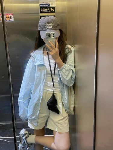 露露Lululemon 被追问！Lululemon 冰岛蓝防晒衣神了 骑行服3Dm反光为骑行提供安全保障 皮肤衣 宝子们，2025 夏天，Lululemon 冰