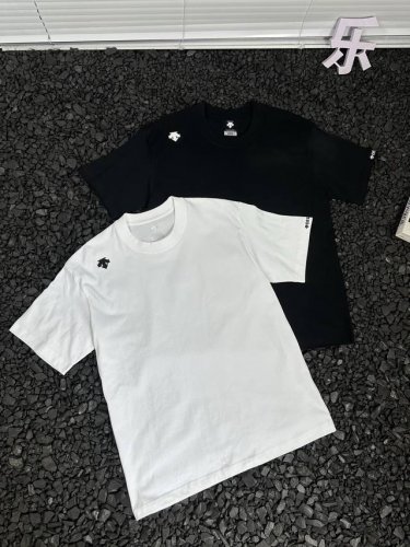 上新 迪桑特经典基础款胸前小Logo情侣款短袖T恤，男女同款，你值得拥有绝佳夏季穿搭必备单品 经典百搭永不过时系列，男女同款 情侣可搭 甄选纯棉280G双纱面料