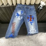 Chrome Hearts克罗心24Ss十字架梵文限定款涂鸦印花贴皮牛仔裤. 在克罗心的众多裤款里，它的颜色堪称一绝，让人一眼就被深深吸引。选用珠帆布面料，经过