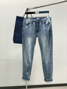 dior 迪奥，2025春季新品，官网专柜同步有售，原单狠货，时尚休闲水洗牛仔裤，超级有范儿的一款牛仔裤，定制原版水洗牛仔面料，顶级印花工艺字母图案装饰Logo