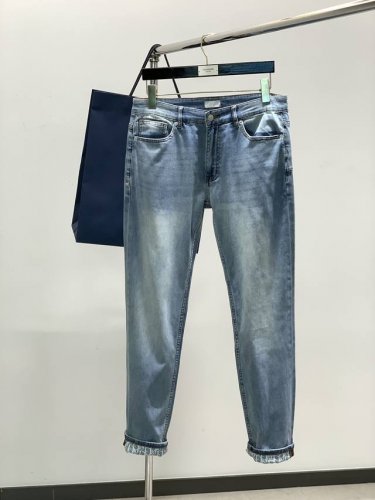 dior 迪奥，2025春季新品，官网专柜同步有售，原单狠货，时尚休闲水洗牛仔裤，超级有范儿的一款牛仔裤，定制原版水洗牛仔面料，顶级印花工艺字母图案装饰Logo